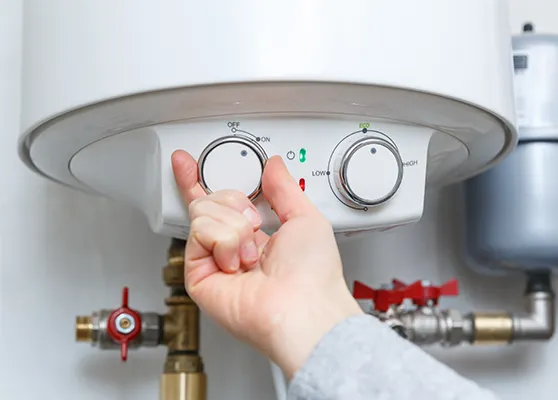 Técnico verificando mau funcionamento no aquecimento do termoacumulador