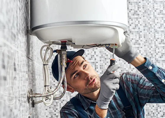 Técnico reparando parte elétrica de termoacumulador com o quadro desligado