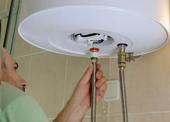 Gotejamento visível e humidade junto ao termoacumulador